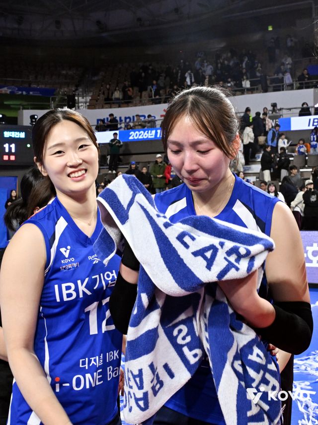 11일 수원 현대건설전 승리 후 기쁨의 눈물을 흘리는 고의정(오른쪽). KOVO 제공