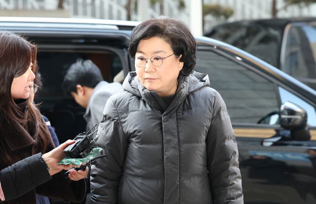 이혜훈 기획예산처 장관 후보자가 13일 서울 중구 예금보험공사에 마련된 인사청문회 준비 사무실로 출근하며 취재진의 질문을 받고 있다. 연합뉴스