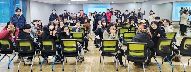 최근 인천 미추홀구청소년센터에서 열린 ‘자·몽·청 2026년 신입생 입학식’에서 참가자들이 기념촬영을 하고 있다. 미추홀구 제공