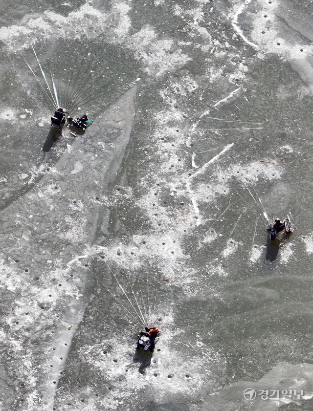 강추위가 이어진 14일 인천 서구 오류동 검단수로를 찾은 강태공이 얼음 낚시를 하고 있다. 조병석기자