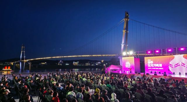 2025년 제37회 여주도자기축제에 116만여명이 방문해 성황을 이룬 남한강변 여주도자기축제 행사장. 여주시 제공