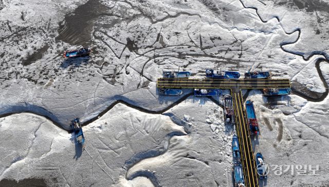 강추위가 이어진 14일 인천 강화군 분오리항에 얼음과 어선들이 얼어붙어 있다. 조병석기자