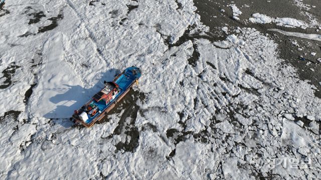 강추위가 이어진 14일 인천 강화군 분오리항에 얼음과 어선들이 얼어붙어 있다. 조병석기자