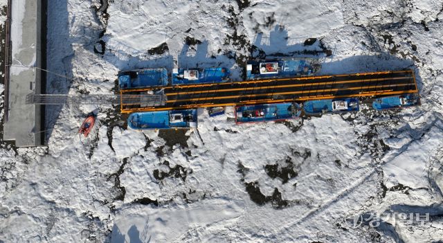 강추위가 이어진 14일 인천 강화군 분오리항에 얼음과 어선들이 얼어붙어 있다. 조병석기자