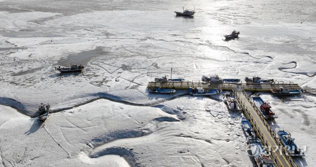강추위가 이어진 14일 인천 강화군 분오리항에 얼음과 어선들이 얼어붙어 있다. 조병석기자