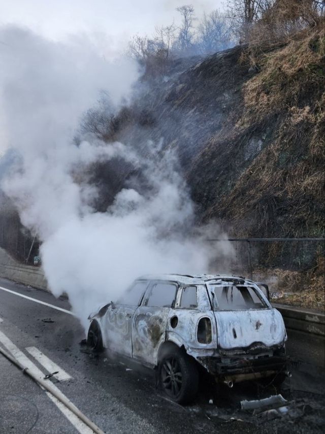 14일 오후 수도권제1순환고속도로를 주행하던 차에서 불이 나 인근 야산으로 화재가 확산됐다. 경기도소방재난본부 제공