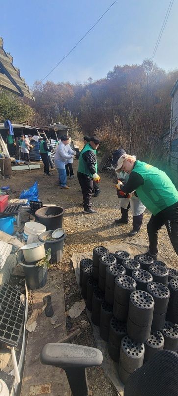 취약계층에 연탄 나눔 봉사 중인 광탄면 재능기부자들. 파주시 제공