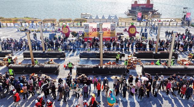 2025년 오곡나루축제장 남한강변에 마련된 여주고구마축제 무료나눔 체험장 전경. 여주시 제공