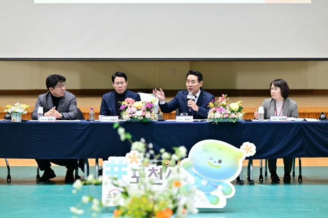 포천시 선단동 행정복지센터에서 열린 ‘주민과의 공감·소통 간담회’에서 백영현 시장이 주민들의 건의에 대답하고 있다. 포천시 제공
