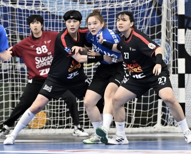 SK슈글즈는 탄탄한 수비 조직력을 앞세워 통합우승 3연패에 도전한다. SK슈글즈 제공