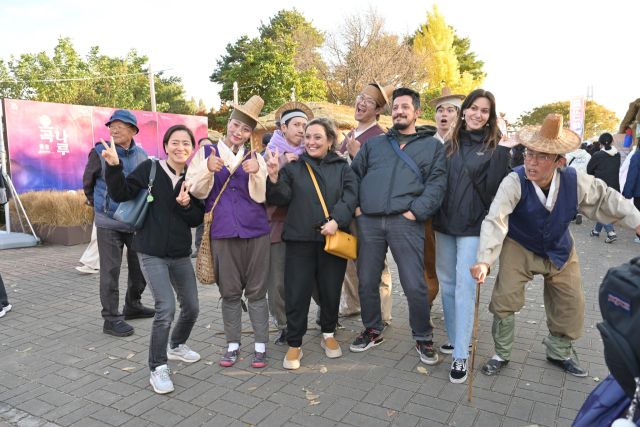 남한강변 여주도자기축제 행사장을 찾은 외국인들. 여주시 제공