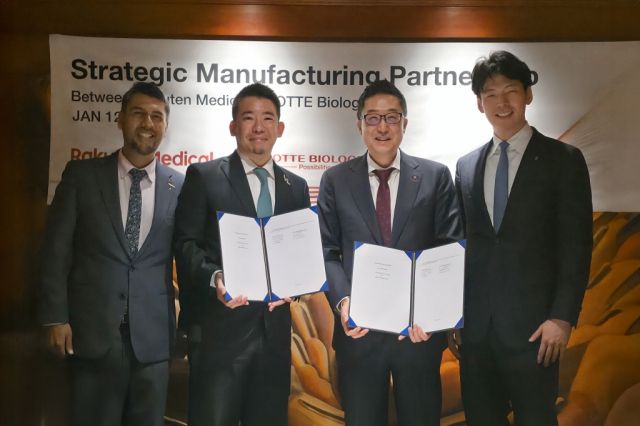 롯데바이오로직스와 라쿠텐메디칼 관계자들이 바이오 의약품 위탁생산 계약을 한 뒤 기념 촬영을 하고 있다. 롯데바이오로직스 제공