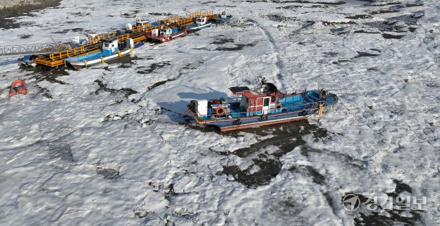 강추위가 이어진 14일 인천 강화군 분오리항에 얼음과 어선들이 얼어붙어 있다. 조병석기자