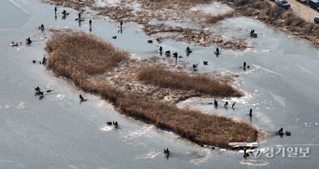 강추위가 이어진 14일 인천 서구 오류동 검단수로를 찾은 강태공이 얼음 낚시를 하고 있다. 조병석기자