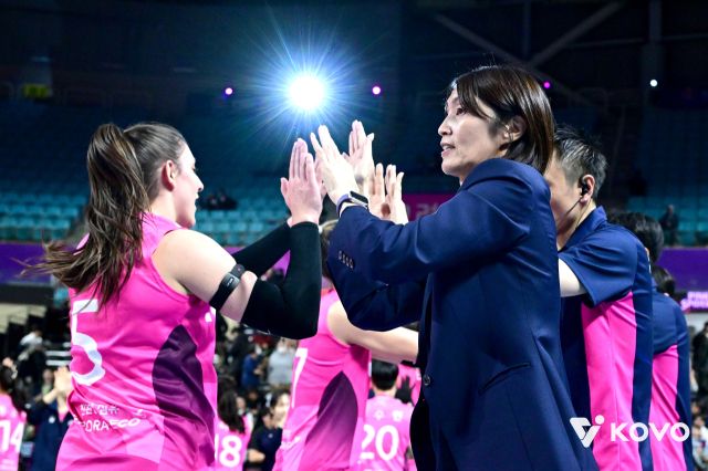 요시하라 토모코 흥국생명 감독이 유연한 선수 운용으로 팀의 완성도를 끌어올리고 있다. KOVO 제