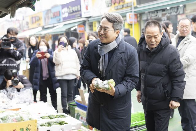 김동연 경기도지사가 15일 27번째 민생경제 현장투어(달달버스-달려간 곳마다 달라집니다)차 의왕시를 찾아 도깨비시장 피해복구 공사 진행 상황과 설을 앞둔 시장 물가 동향 등을 점검하며 시장 상인들과 대화를 나누고 있다. 경기도 제공