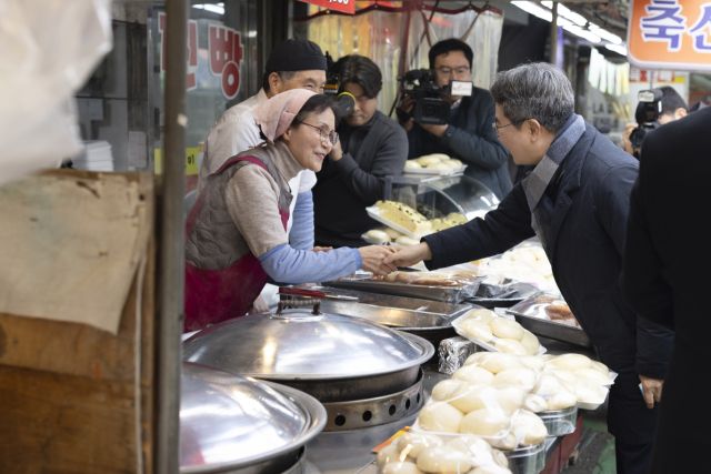 김동연 경기도지사가 15일 27번째 민생경제 현장투어(달달버스-달려간 곳마다 달라집니다)차 의왕시를 찾아 도깨비시장 피해복구 공사 진행 상황과 설을 앞둔 시장 물가 동향 등을 점검하며 시장 상인들과 대화를 나누고 있다. 경기도 제공