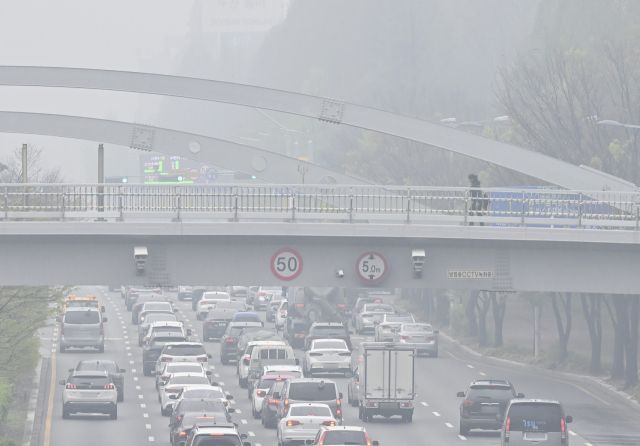 짙은 안개가 낀 도로. 경기일보 DB