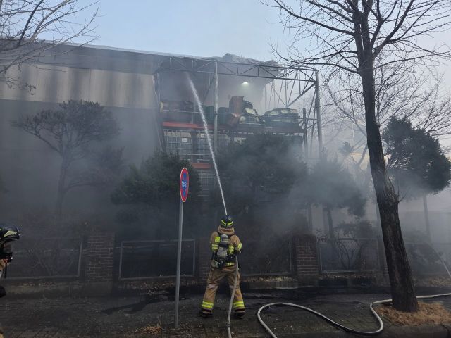 15일 안성 미양면 한 제조공장에서 불이 나 소방이 화재를 진압하고 있다. 안성소방서 제공