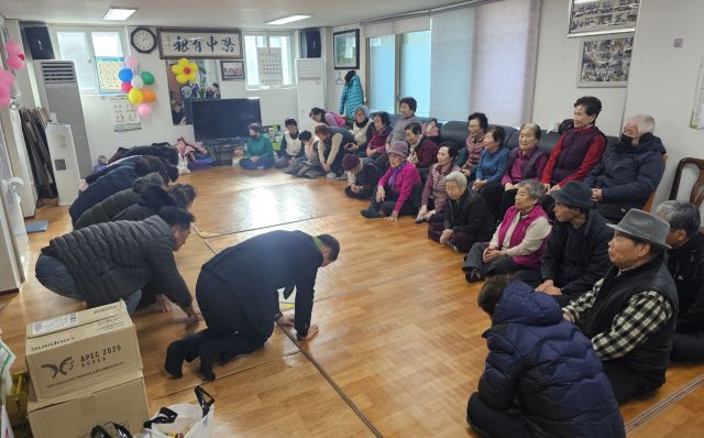 2026년을 맞아 13일 한복수 와동장과 기관 단체장 10여명이 함께 관내 경로당 14개소를 방문했다. 안산시 제공