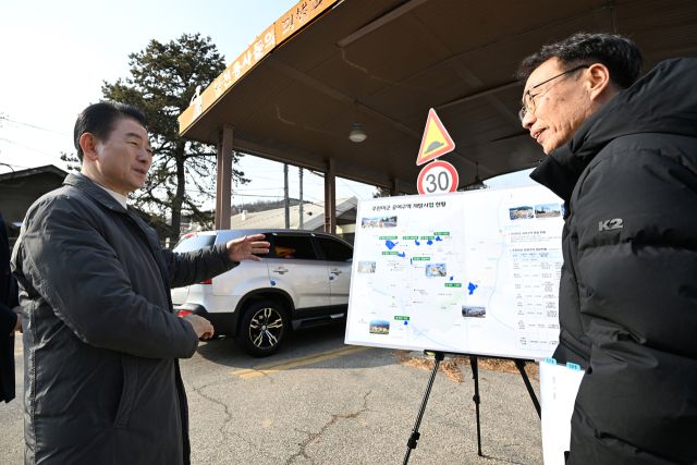 김동근 의정부 시장이 지난 14일 캠프 레드클라우드(CRC) 통과도로에서 현장 점검을 하고 있다. 의정부시 제공