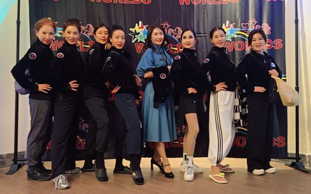 안지원 글로벌 G라인댄스협회장(왼쪽에서 다섯 번째)과 선수단. 글로벌 G라인댄스협회 제공