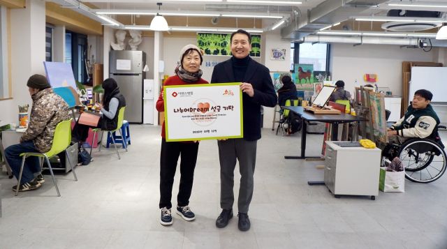 아벤스병원은 최근 아동 작품 전시회와 기부 바자회 수익금 전액을 장애인 예술인 공동체인 ㈔소울음아트센터에 전달했다. 아벤스병원 제공