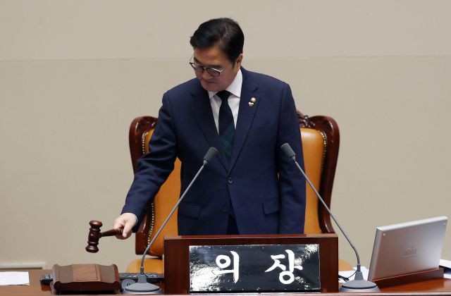우원식 국회의장이 15일 국회에서 열린 2026년 1월 임시국회 1차 본회의 개회를 하고 있다. 연합뉴스