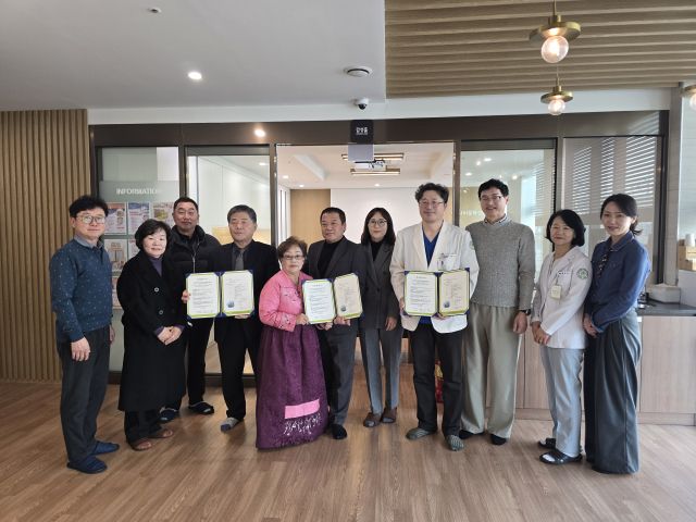 김포본동 발전협의회·통장단협의회·나리여성병원 관계자들이 이 업무협약을 체결하며 기념사진을 촬영하고 있다. 김포본동 제공