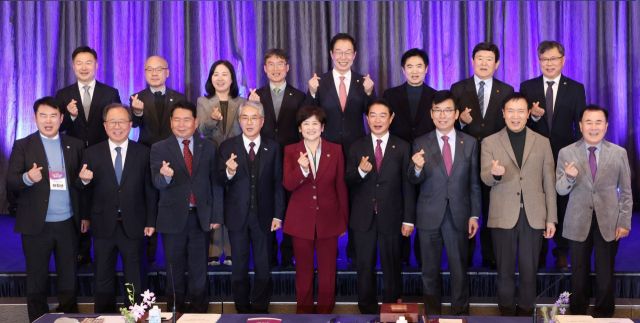 대한민국교육감협의회 가 대전·충남, 광주·전남 행정통합 논의 과정에서 교육청과 교육공동체의 목소리가 소외되고 있다고 밝혔다. 대한민국교육감협의회 제공