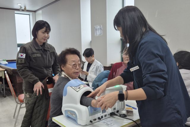 육군 1사단이 15일 민북지역을 찾아 새해 첫 찾아가는 의료봉사를 실시했다. 육군 1사단 제공