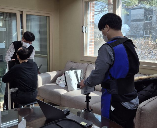 인천 미추홀구보건소가 최근 주안동 남광로얄아파트 경로당에서 취약계층을 대상으로 찾아가는 결핵 검진을 하고 있다. 미추홀구 제공