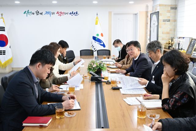 안산시와 안산교육지원청이 함께 통학길 안전 강화를 위해 워킹스쿨버스 도입에 대한 논의에 나섰다. 안산시 제공