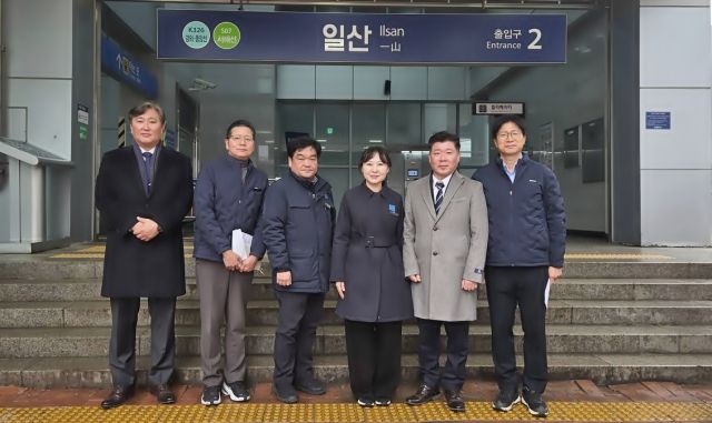 지난해 12월16일 서해선 현장 긴급 점검 차 일산역을 방문한 최승원 국토교통부 장관 정책 보좌관이 관계자들과 기념촬영을 하고 있다. 최승원 국토교통부 장관 정책 보좌관 제공