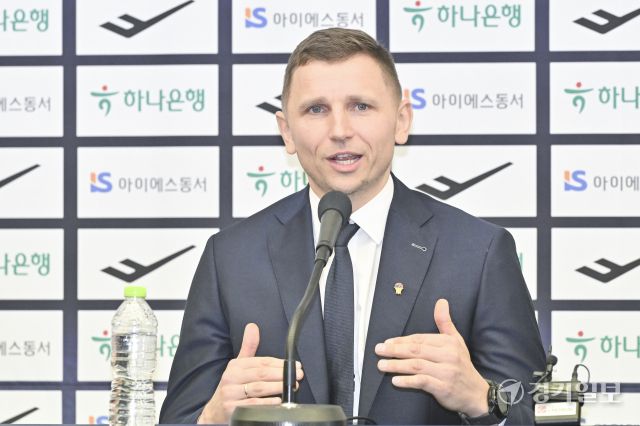 남자농구 대표팀 니콜라이스 마줄스 감독 취임 기자회견 [포토뉴스]