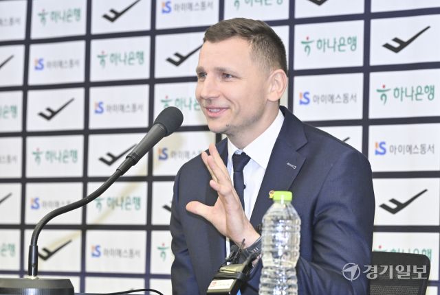 남자농구 대표팀 니콜라이스 마줄스 감독 취임 기자회견 [포토뉴스]