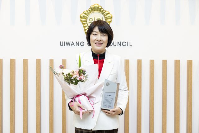 박혜숙 의왕시의회의원이 경기도 시·군의회의장 남부권협의회로부터 ‘의정활동 우수의원 표창’을 수상한 뒤 기념촬영을 하고 있다. 의왕시의회 제공
