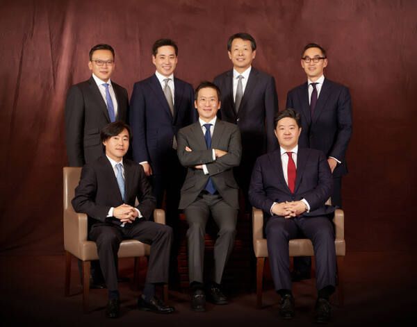 김병주(앞줄 오른쪽)회장과 MBK파트너스의 임원들. MBK파트너스 제공