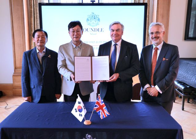 이민근 안산시장이 안산사이언스밸리지구 내 국제학교 설립을 위해 영국 온들스쿨로부터 투자의향서를 접수받고 기념촬영을 하고 있다. 안산시 제공