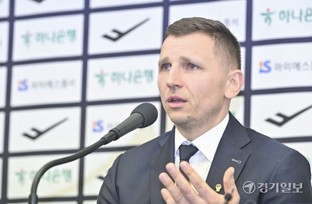 16일 오전 한국프레스센터 기자회견장에서 열린 '남자농구 국가대표팀 니콜라이스 마줄스 감독 취임' 공식 기자회견에서 니콜라이스 마줄스 감독이 기자 질의에 답변하고 있다. 홍기웅기자