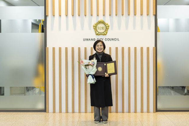 노선희 의왕시의원이 경기도의장협의회로부터 ‘의정활동 우수의원’ 표창을 수상한 뒤 기념촬영을 하고 있다. 의왕시의회 제공