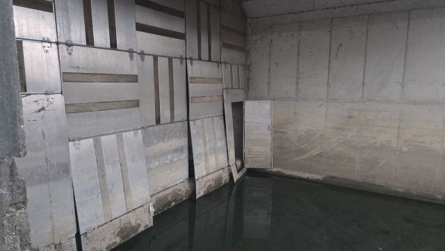 16일 인천 부평구 굴포천 상류 하수박스에 설치한 악취 차단용 하수박스 덮개는 틈새가 벌어져 제 기능을 못하고 있다. 장민재 기자