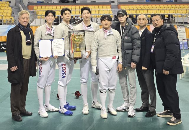 16일 전북익산실내체육관에서 열린 2026 전국남녀 종목별 오픈펜싱선수권대회 남자부 사브르 단체전서 우승한 화성시청 선수단이 기념촬영을 하고 있다. 화성시청 제공