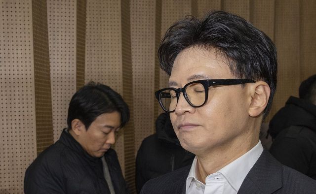 국민의힘 한동훈 전 대표가 14일 당 윤리위원회가 본인을 제명 결정한 것과 관련한 기자회견을 마친 뒤 의원들과 회견장을 빠져 나오고 있다. 연합뉴스