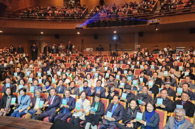 17일 경기아트센터에서 진행된 북콘서트에 참석자들이 기념촬영을 하고있다. 박화선기자