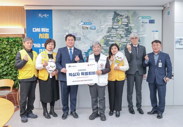 임병택 시장이 지난 16일 시청 시장실에서 이재정 대한적십자사 경기도지사 회장 등 관계자들에게 특별회비 100만원 전달하고 있다. 시흥시 제공