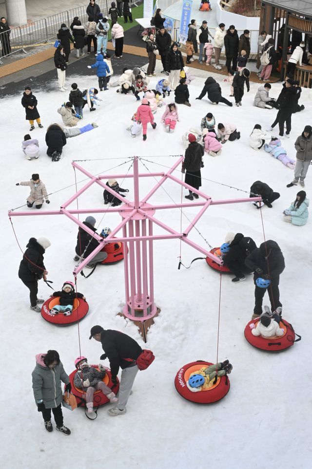 북적이는 경기도담뜰 겨울 눈밭 놀이터 [포토뉴스]