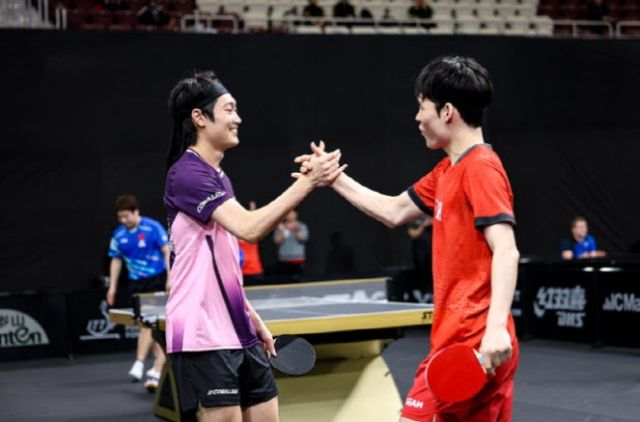 화성도시공사 조대성(왼쪽)이 장우진과 호흡을 맞춰 18일(한국시간) 카타르 도하에서 열린 ‘2025 월드테이블테니스(WTT) 스타 컨텐더 도하’ 남자복식 결승에서 우승을 차지한 뒤 기뻐하고 있다. WTT 공식 SNS