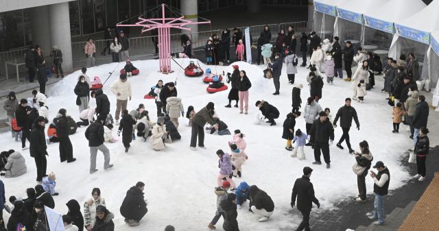 북적이는 경기도담뜰 겨울 눈밭 놀이터 [포토뉴스]