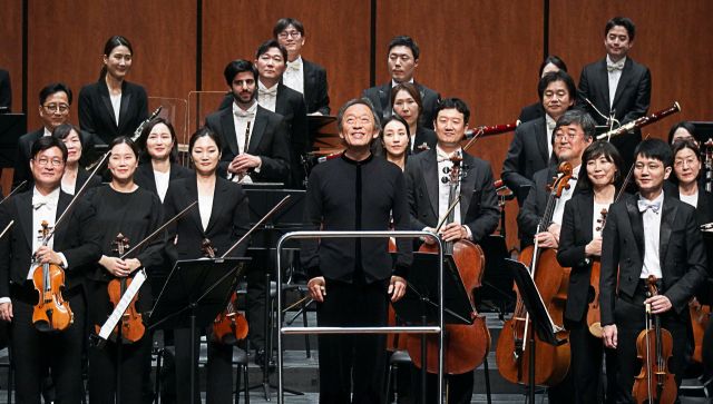 지휘자 정명훈이 지휘하는 KBS교향악단이 지난 15일 화성예술의전당 동탄아트홀에서 공연을 마친 뒤 관객들에게 인사하고 있다. 화성특례시 제공